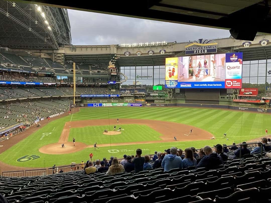 Foto de archivo: vista del American Family Field desde la tribuna, con el diamante, la pantalla gigante y el techo abierto, durante un partido de los Brewers