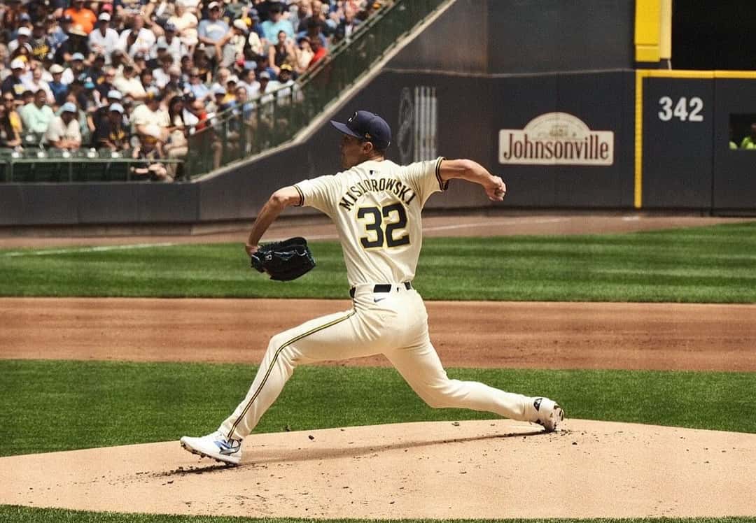 Foto de archivo: Jacob Misiorowski, con el uniforme crema número 32 de los Milwaukee Brewers, lanza desde el montículo con la tribuna llena de fondo