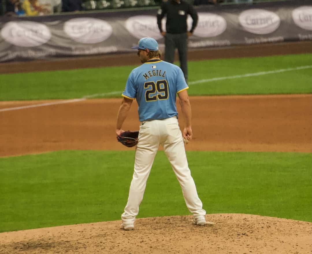 Foto de archivo: Trevor Megill, de los Brewers, de espaldas con la camiseta celeste número 29, parado en el montículo