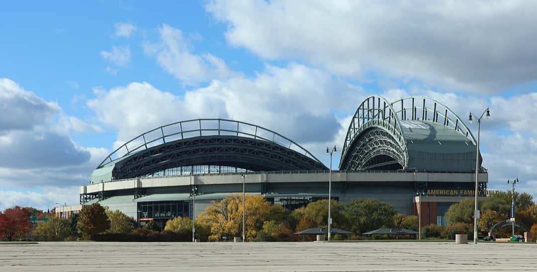 Foto de archivo: el American Family Field de Milwaukee visto desde afuera, con el techo retráctil en forma de abanico, árboles de otoño y el cielo con nubes