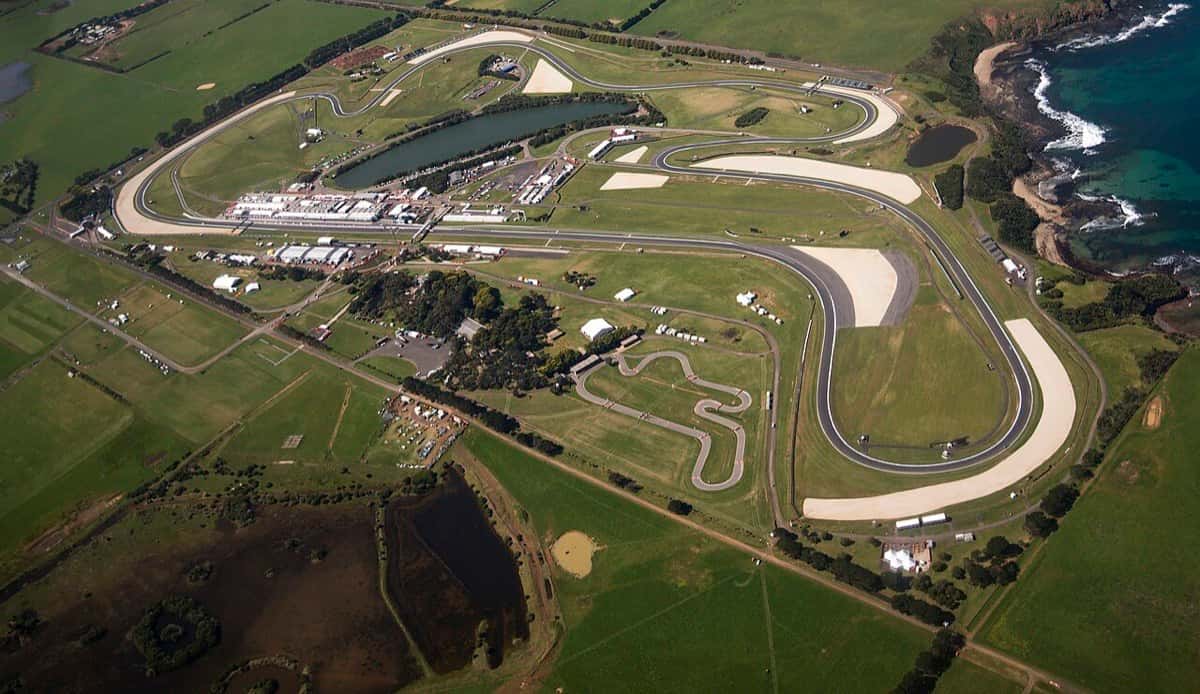 Foto de archivo: vista aérea del circuito de Phillip Island, con la pista gris entre campos verdes y el mar a la derecha