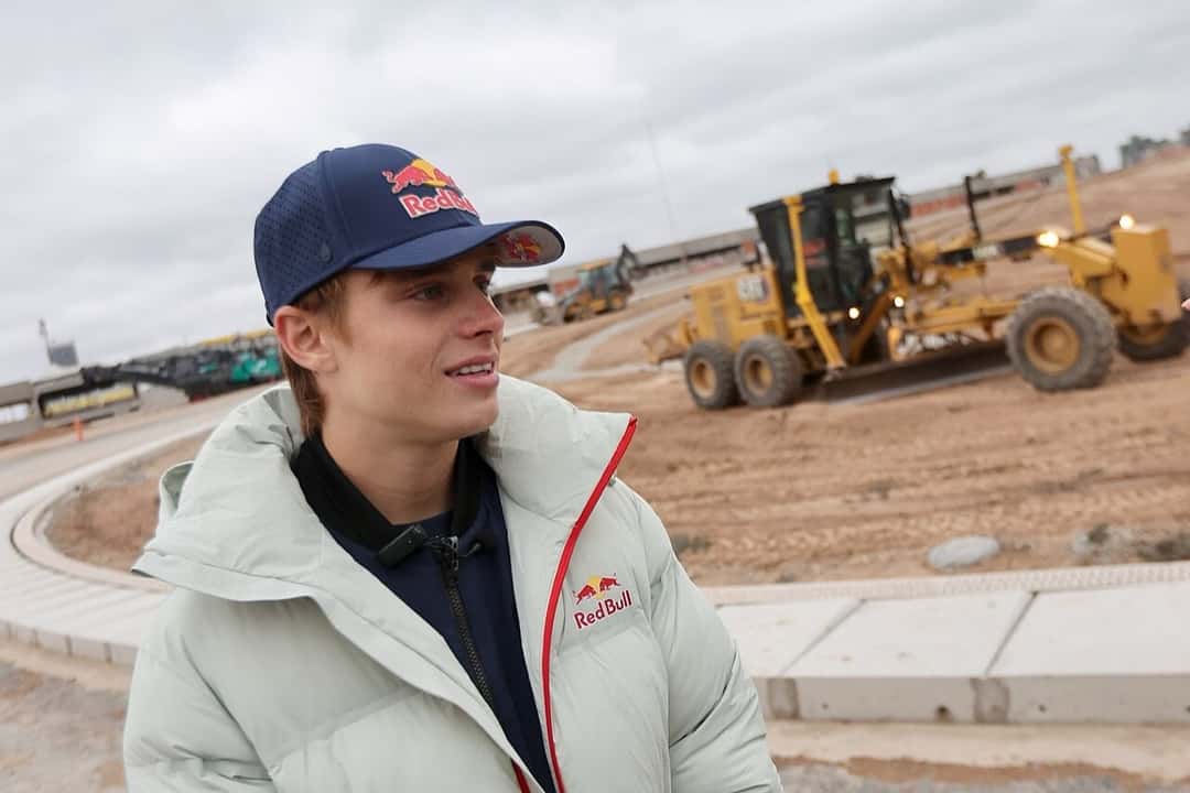Foto de archivo: Valentín Perrone, con gorra de Red Bull y campera clara, en el autódromo de Buenos Aires durante una visita a las obras en agosto de 2026
