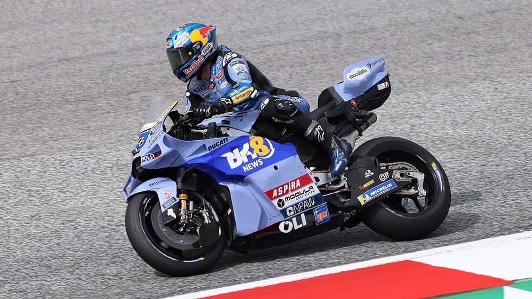 Foto de archivo: Álex Márquez, con la Ducati celeste del equipo Gresini, inclinado en una curva durante el Gran Premio de Austria 2026