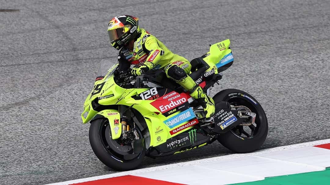 Foto de archivo: Fabio Di Giannantonio, con la Ducati amarilla fluorescente del equipo VR46, inclinado en una curva del Gran Premio de Austria 2026