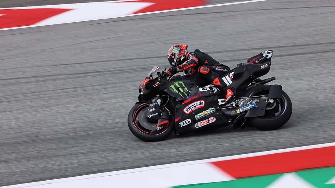 Foto de archivo: Marco Bezzecchi, con el número 72, en la Aprilia negra durante el Gran Premio de Austria 2026