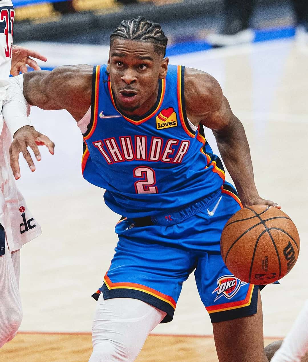 Foto de archivo: Shai Gilgeous-Alexander, con la camiseta azul número 2 del Thunder, avanza con la pelota en una mano