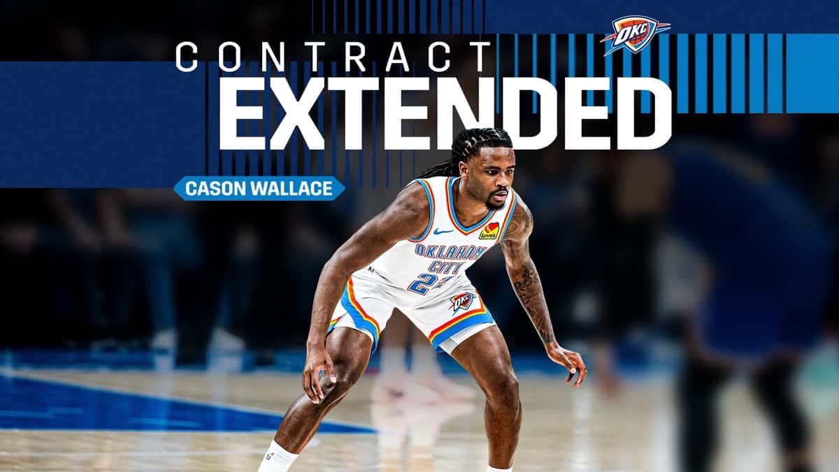 Placa oficial del Oklahoma City Thunder con la leyenda Contract Extended y Cason Wallace, con la camiseta blanca del Thunder, en posición de defensa