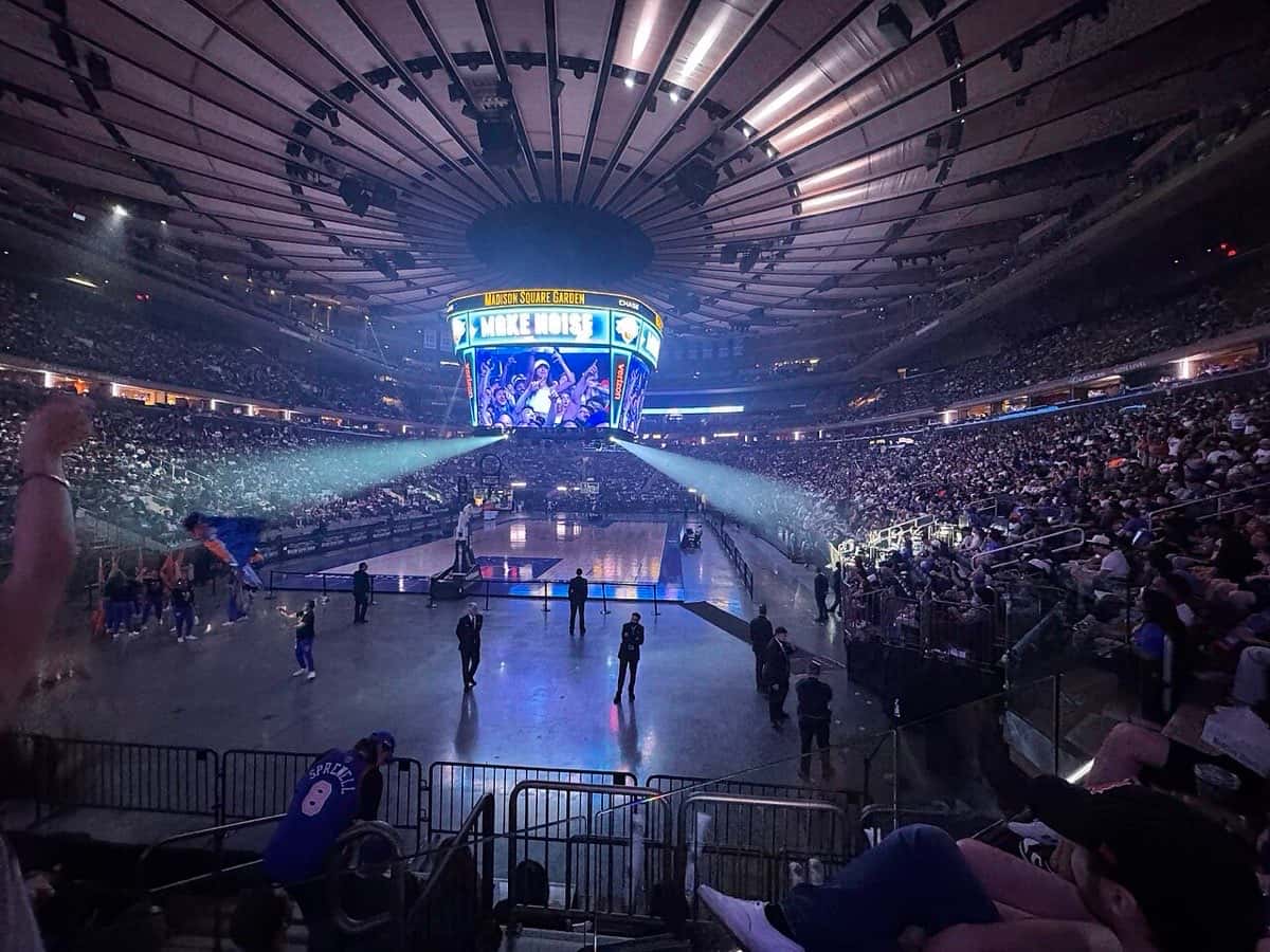 Foto de archivo: el Madison Square Garden lleno de hinchas de los Knicks para ver el Juego 2 de la final NBA 2026, con el tablero central encendido y luces sobre el parquet