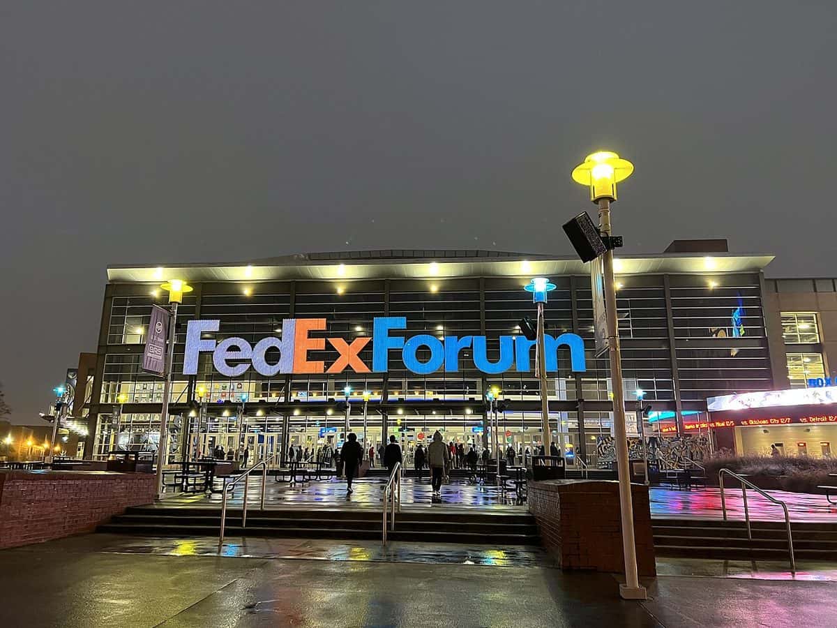 Foto de archivo: el frente del FedExForum de Memphis, el estadio de los Grizzlies, iluminado de noche con el nombre en letras de colores