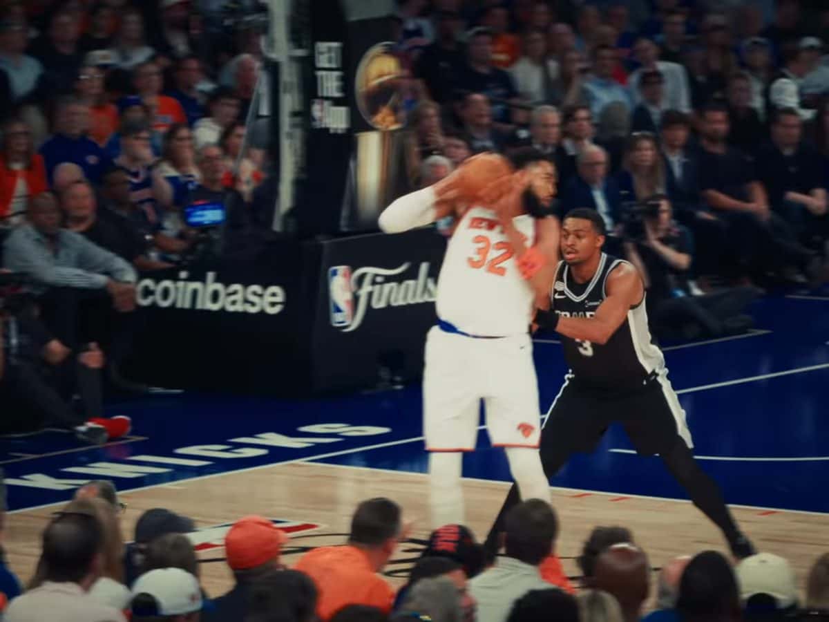 Foto de archivo: Karl-Anthony Towns, de los Knicks, con la camiseta blanca número 32, marcado por Keldon Johnson, de los Spurs, en las Finales de la NBA 2026