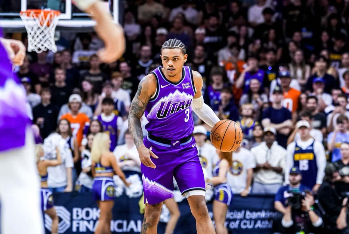 Keyonte George, con la camiseta violeta número 3 de Utah, avanza con la pelota frente a la tribuna del CU Events Center de Boulder