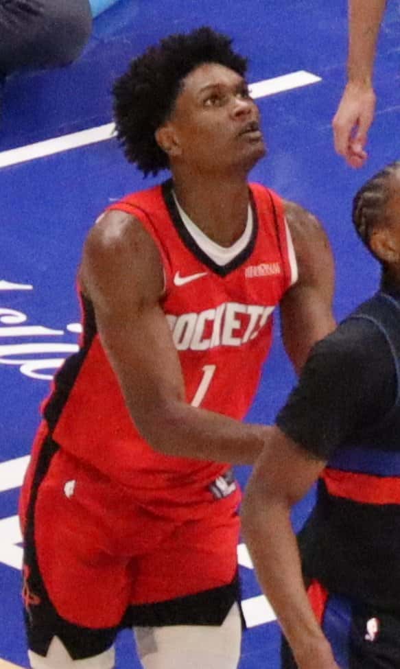 Foto de archivo: Amen Thompson, con la camiseta roja número 1 de los Rockets, durante un partido en Detroit