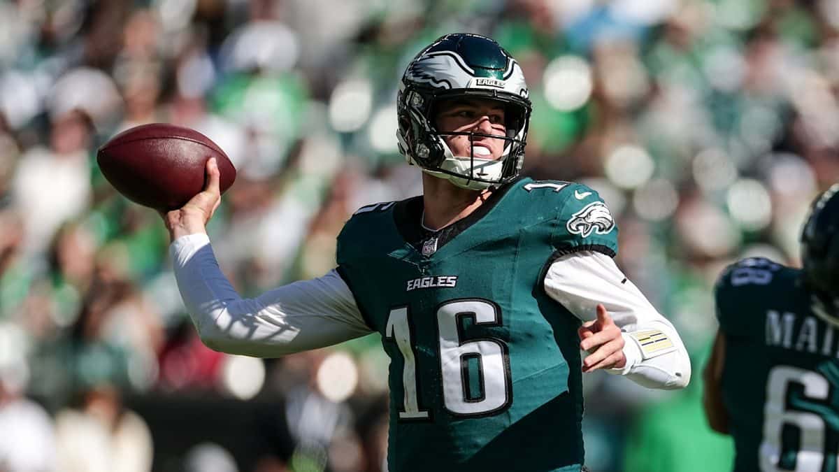 Foto de archivo: Tanner McKee, con la camiseta verde número 16 de los Eagles, prepara un pase en el Lincoln Financial Field