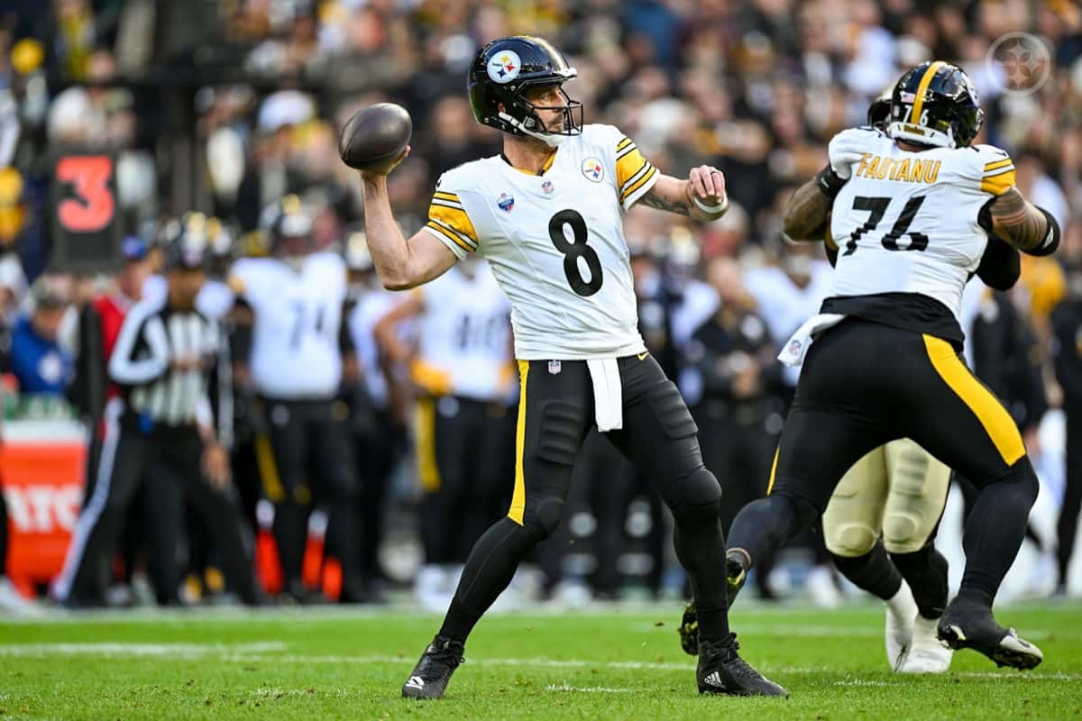 Aaron Rodgers, con la camiseta blanca número 8 de los Steelers, lanza un pase en el Stade de France ante los New Orleans Saints