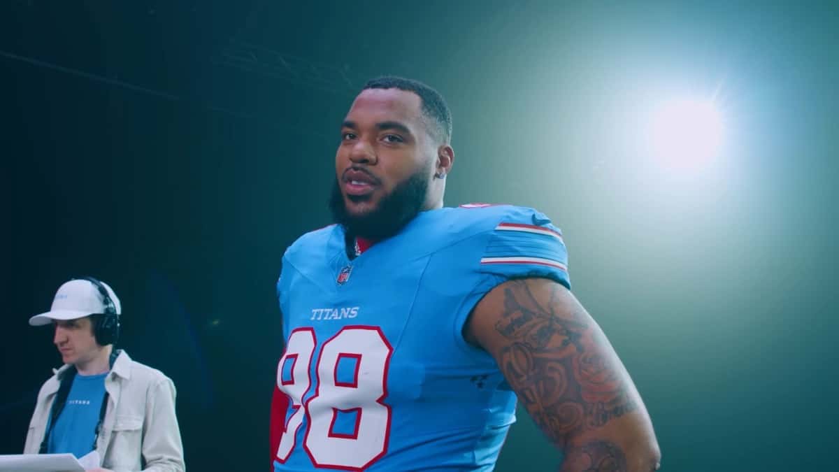 Foto de archivo: Jeffery Simmons, con la camiseta celeste número 98 de los Titans, durante una sesión de fotos del equipo en 2026