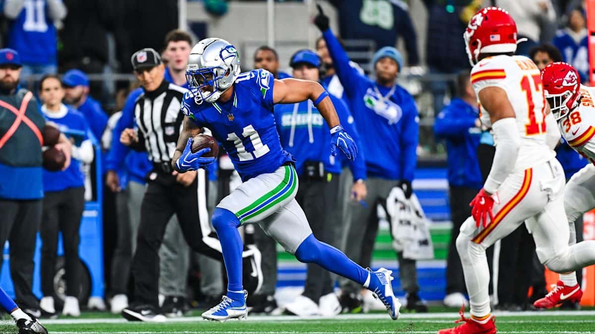 Jaxon Smith-Njigba, con la camiseta azul número 11 de los Seahawks, corre con la pelota junto a la línea lateral ante los Chiefs en el Lumen Field