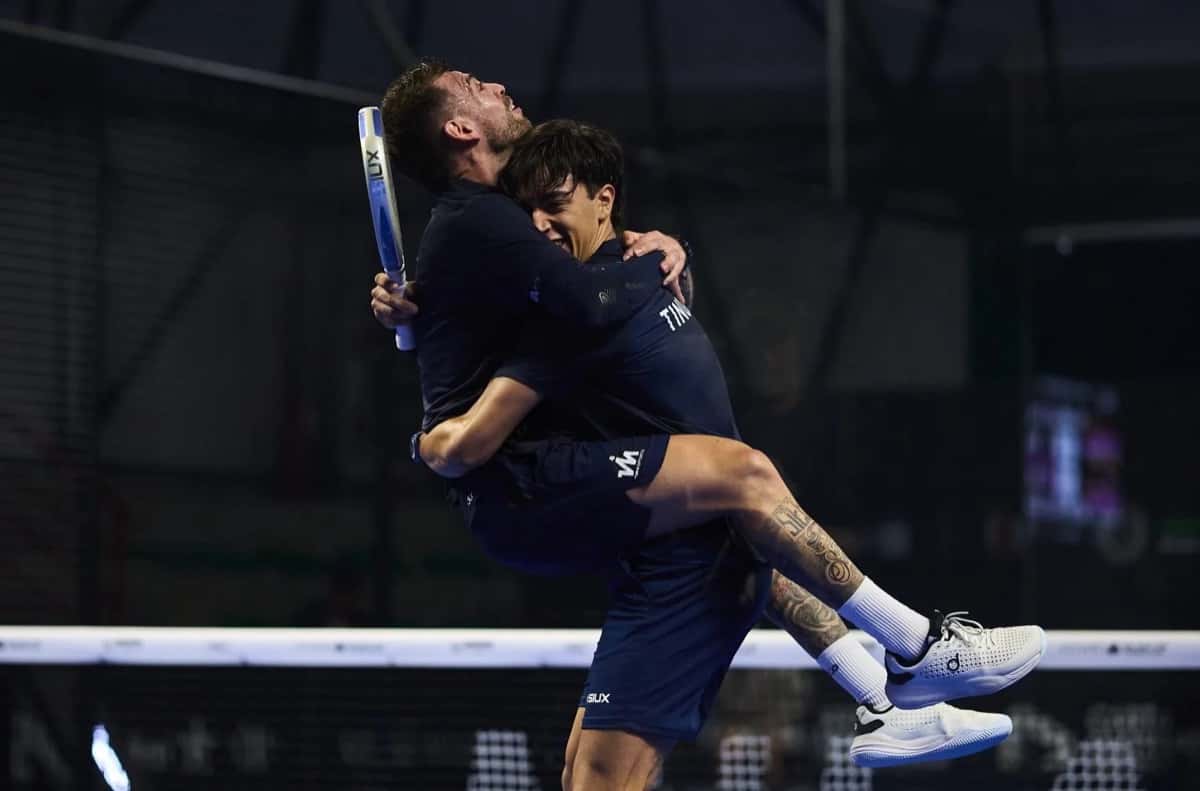 Tino Libaak y Gonza Alfonso se abrazan en la cancha durante el Milano Premier Padel P1 2026