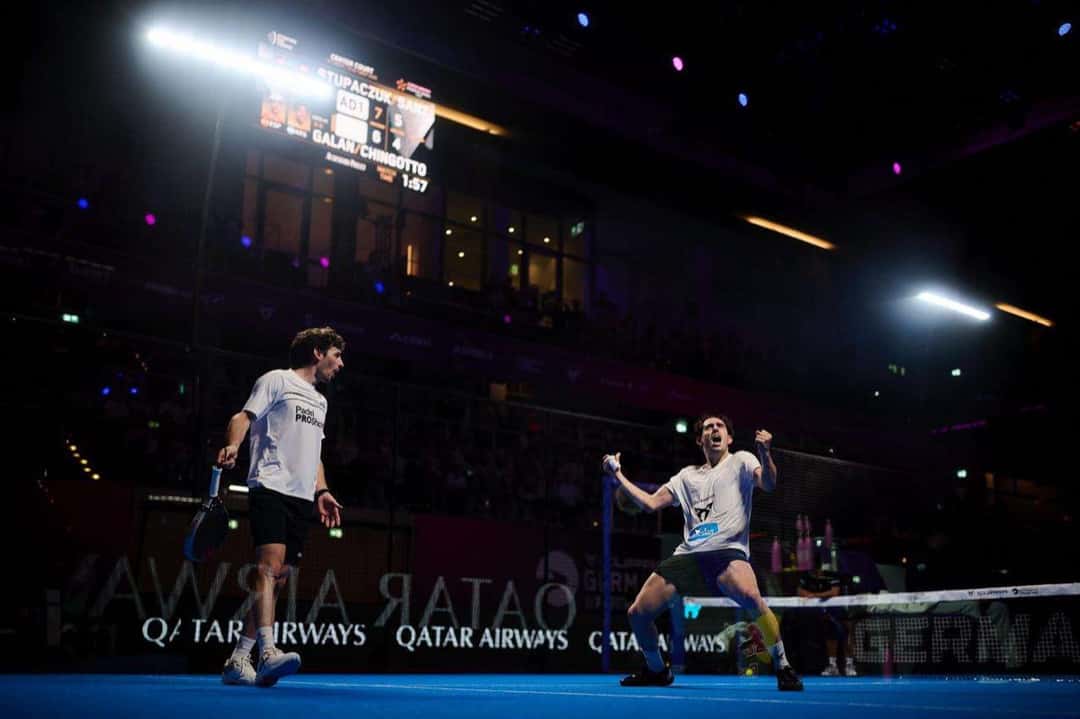Franco Stupaczuk y Jon Sanz festejan durante su semifinal ante Galán y Chingotto en el Germany Premier Padel P2 2026 (foto de archivo)