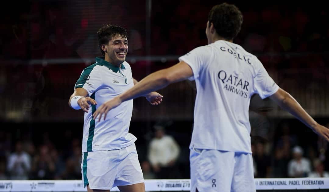 Agustín Tapia sonríe y va a abrazar a Arturo Coello durante el Miami Premier Padel P1 2026 (foto de archivo)