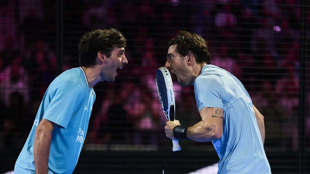 Franco Stupaczuk y Jon Sanz se gritan un festejo durante el Rotterdam Premier Padel P2 2026