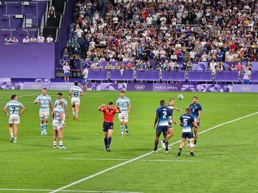 Foto de archivo: jugadores de Los Pumas 7s, con la camiseta celeste y blanca, ante Francia en los Juegos Olímpicos de París 2024