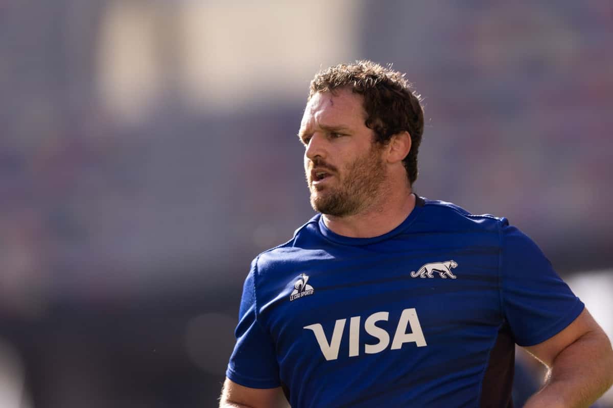 Foto de archivo: un jugador de Los Pumas, con la remera azul de entrenamiento del equipo, mira hacia un costado durante una práctica en un estadio