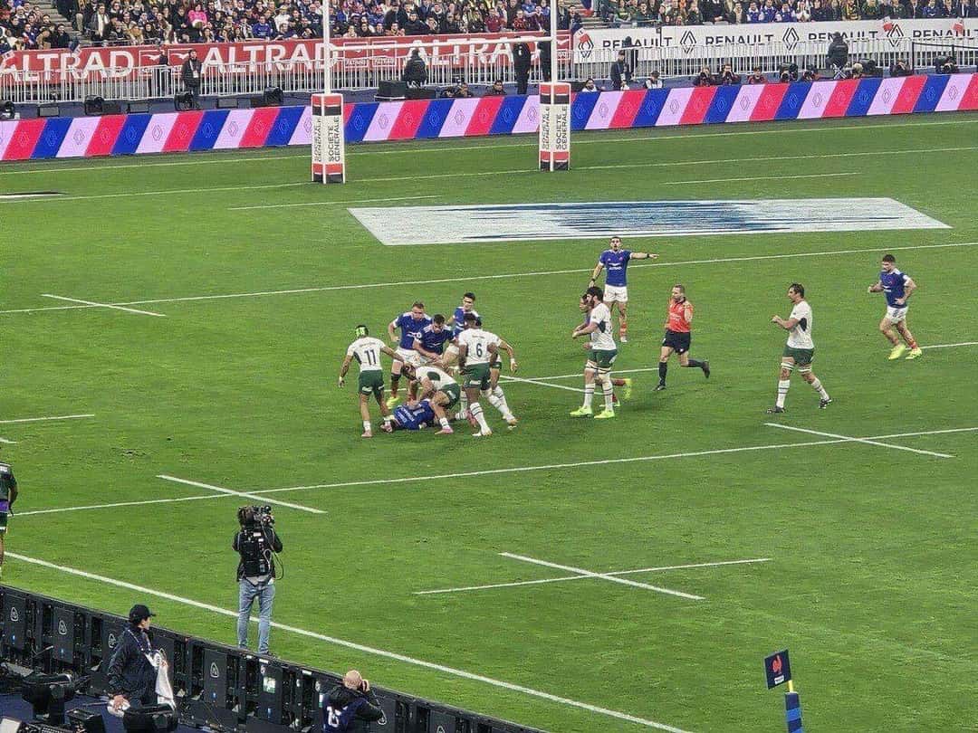 Foto de archivo: un ruck entre Francia y Sudáfrica frente a la tribuna del Stade de France, con jugadores de blanco y de azul alrededor de la pelota