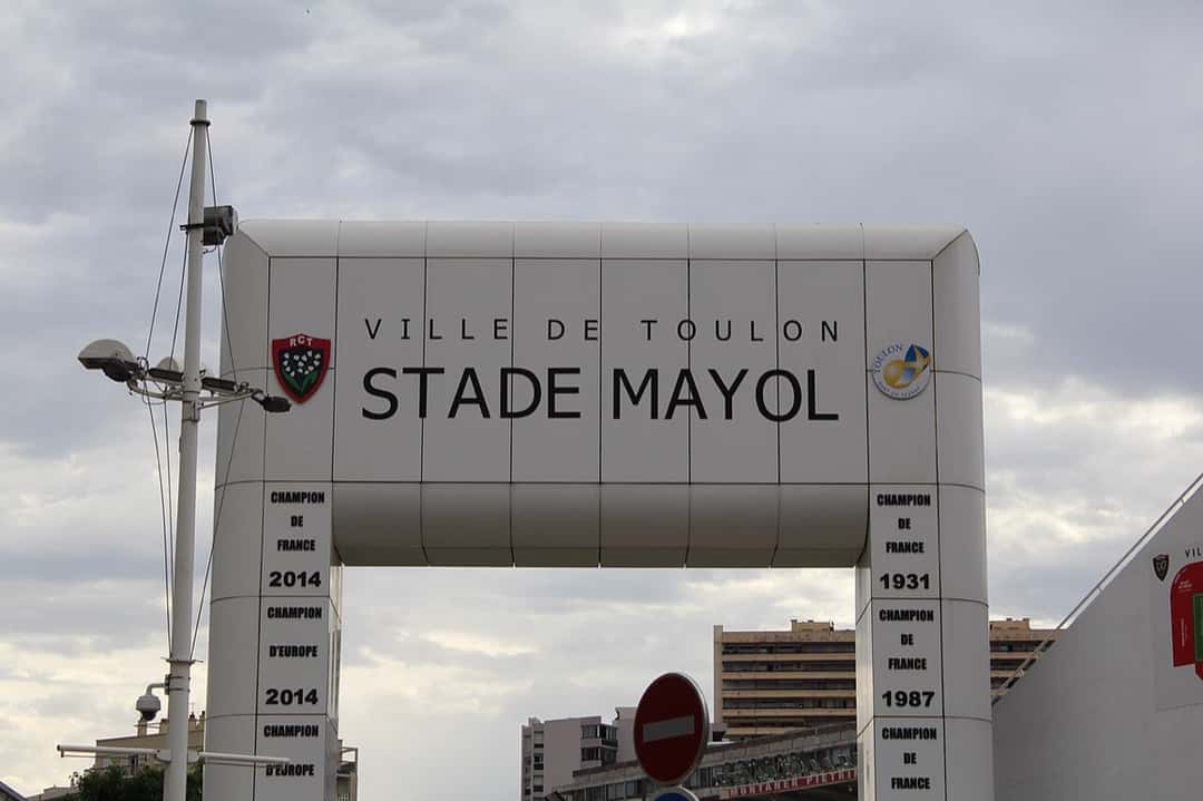 Foto de archivo: el arco de entrada al estadio Mayol, con el escudo del Toulon y los títulos del club pintados en las columnas