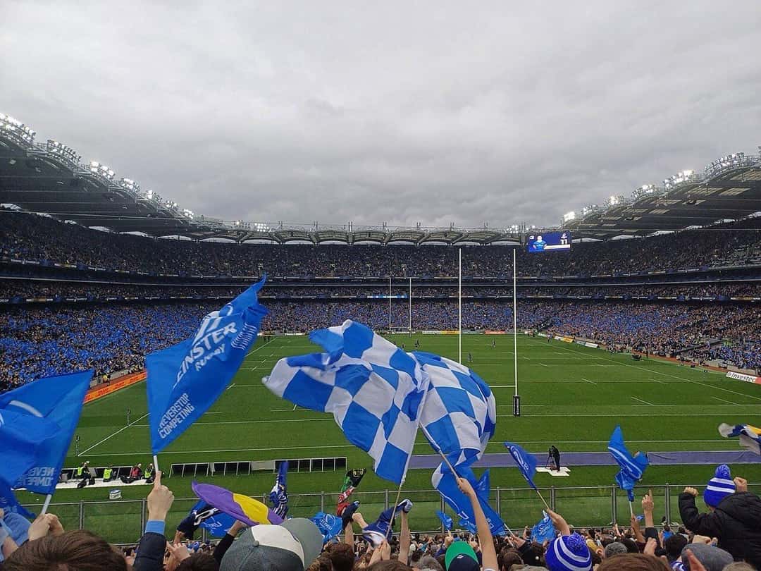 Foto de archivo: hinchas de Leinster agitan banderas azules y blancas en las tribunas de Croke Park durante un partido de 2024