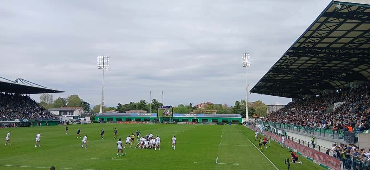 Foto de archivo: el estadio Monigo de Treviso, con las tribunas llenas y un scrum en la cancha, en abril de 2026