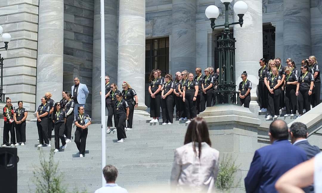 Foto de archivo: el plantel de las Black Ferns, con ropa negra, de pie en las escalinatas de un edificio de columnas en Wellington