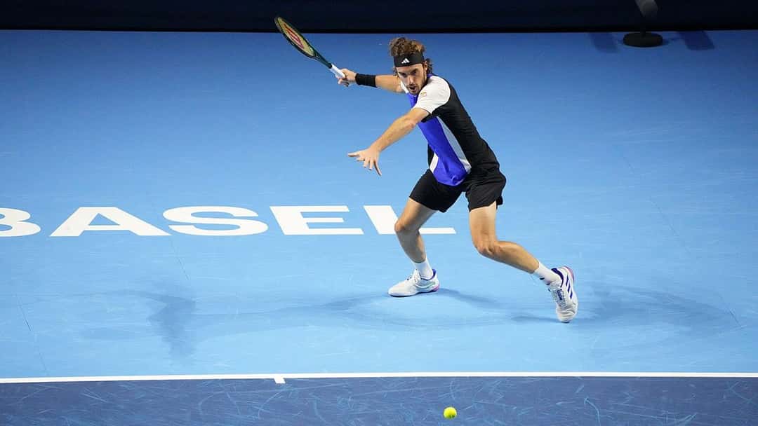 Foto de archivo: la cancha central del Swiss Indoors de Basilea, de color azul con la palabra «Basel» en el fondo, durante un partido de 2024