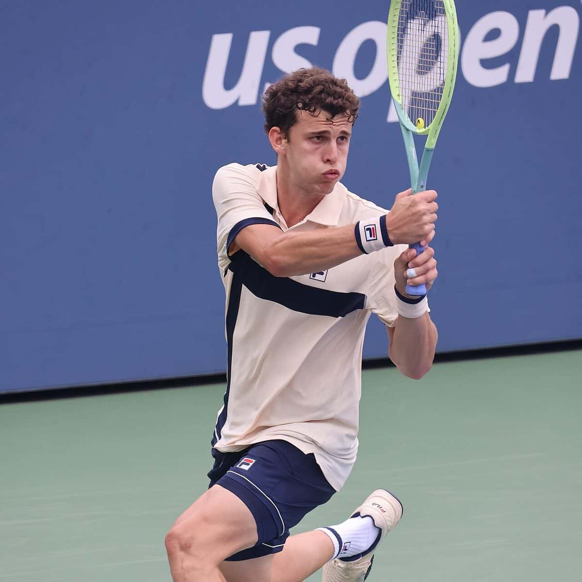 Foto de archivo: Juan Manuel Cerúndolo, con chomba clara y short azul, le pega un revés a dos manos en el US Open 2023