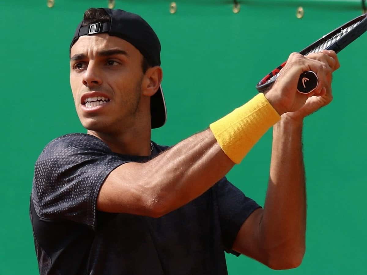 Foto de archivo: Francisco Cerúndolo, con gorra negra hacia atrás y muñequera amarilla, termina un golpe de revés en el Masters 1000 de Montecarlo