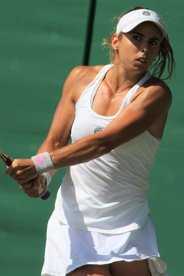 Foto de archivo: Julia Grabher, con visera blanca, le pega un revés a dos manos en un torneo sobre césped