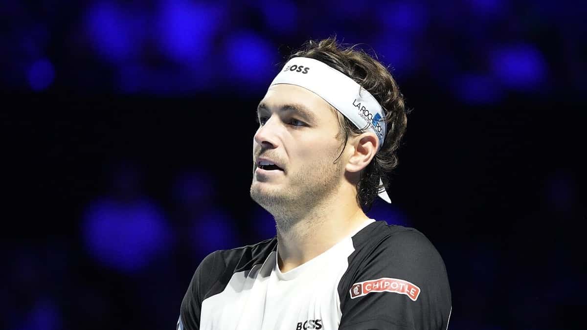 Foto de archivo: Taylor Fritz, con vincha blanca y remera negra y blanca, durante un partido bajo techo en el Swiss Indoors de Basilea 2025