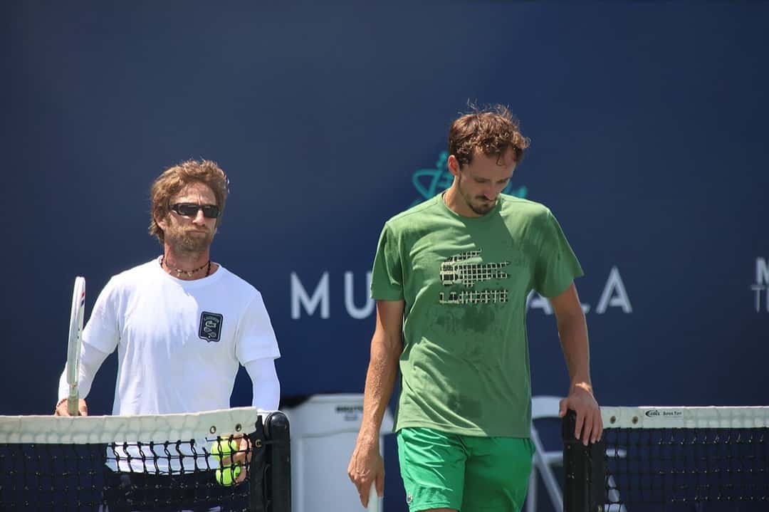 Foto de archivo: Daniil Medvedev, con remera verde, camina junto a la red durante una práctica en el torneo de Washington 2025