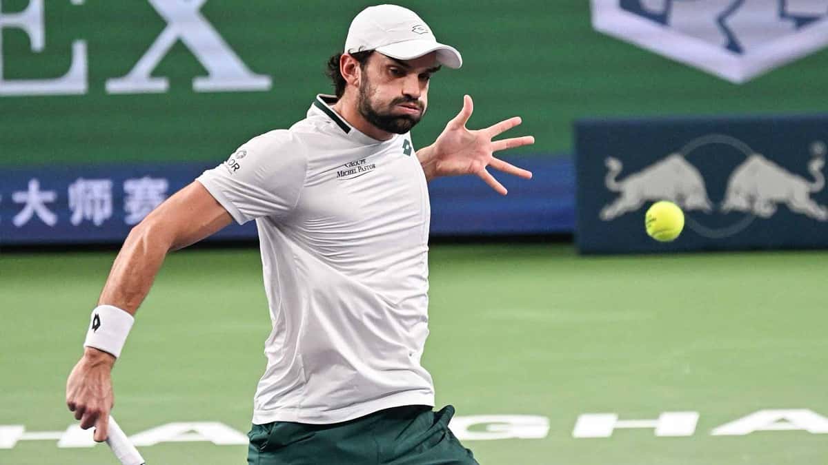 Foto de archivo: Valentin Vacherot, con gorra y remera blancas, le pega una derecha en la cancha del Rolex Shanghai Masters, con carteles del torneo detrás