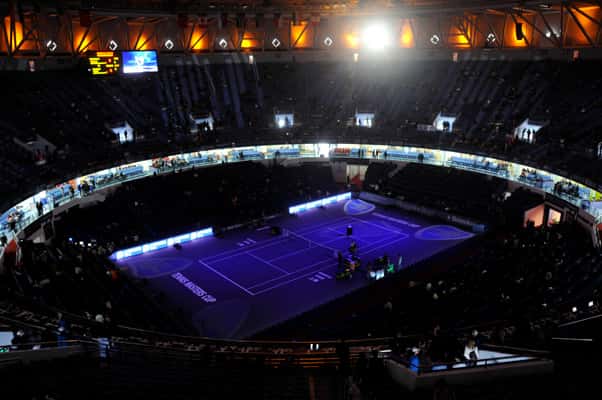 Foto de archivo: el estadio del Qi Zhong Tennis Center de Shanghái visto desde lo alto de la tribuna, con la cancha iluminada de azul y el techo cerrado