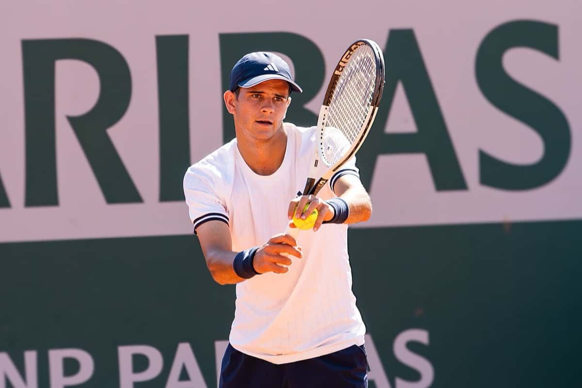Foto de archivo: Rafael Jodar, con gorra azul y remera blanca, se prepara para sacar con la pelota y la raqueta en las manos durante Roland Garros 2026