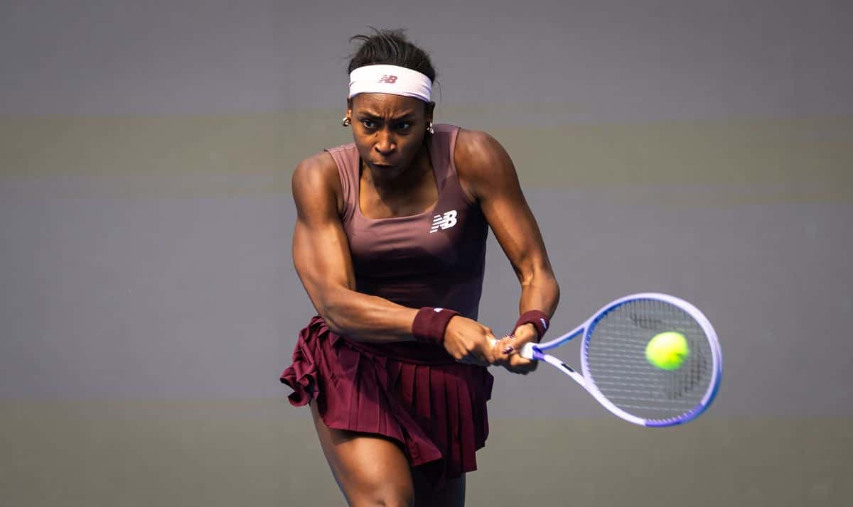 Coco Gauff, con vincha blanca y vestido bordó, pega un revés a dos manos en el China Open 2026