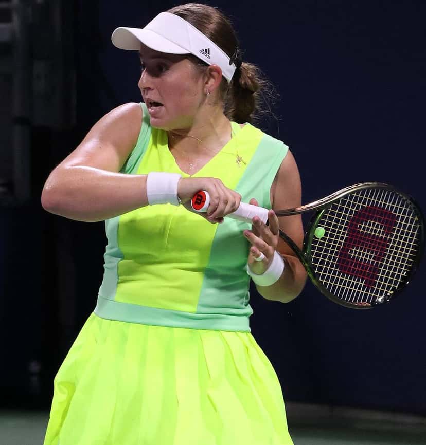 Foto de archivo: Jelena Ostapenko, con visera blanca y vestido verde flúo, pega un drive en un partido nocturno del US Open 2023