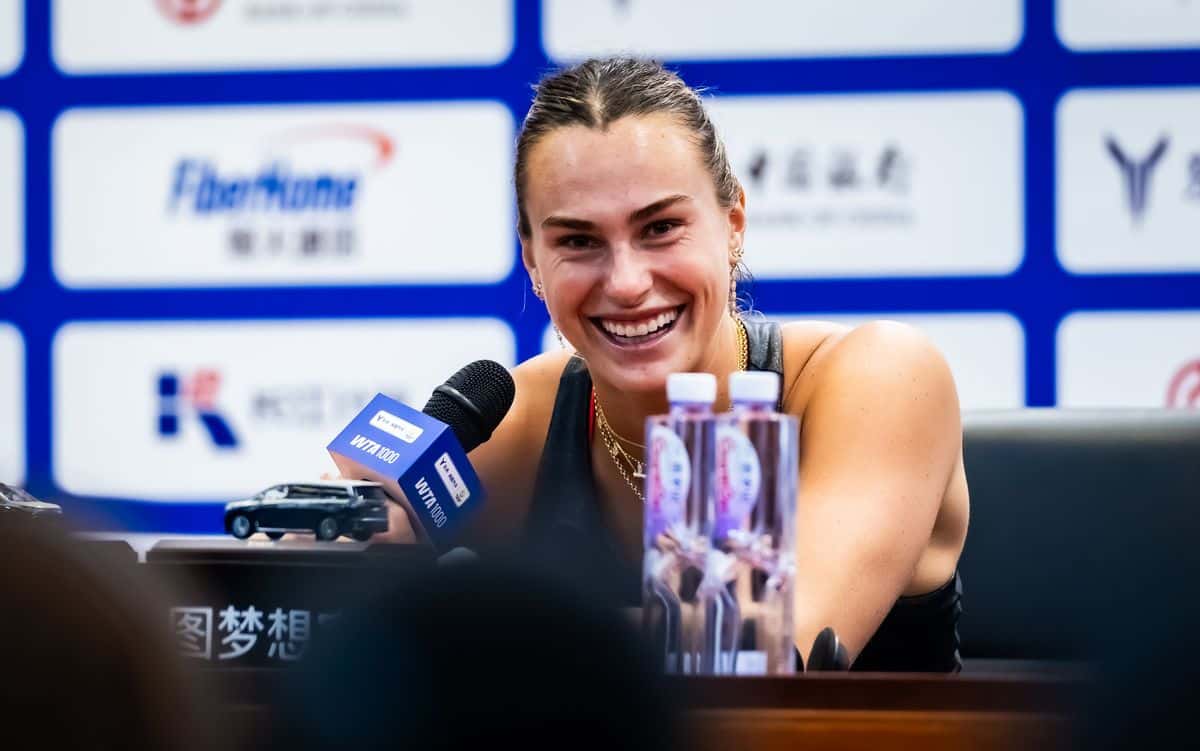 Foto de archivo: Aryna Sabalenka sonríe en una conferencia de prensa del Wuhan Open, frente a un panel de patrocinadores