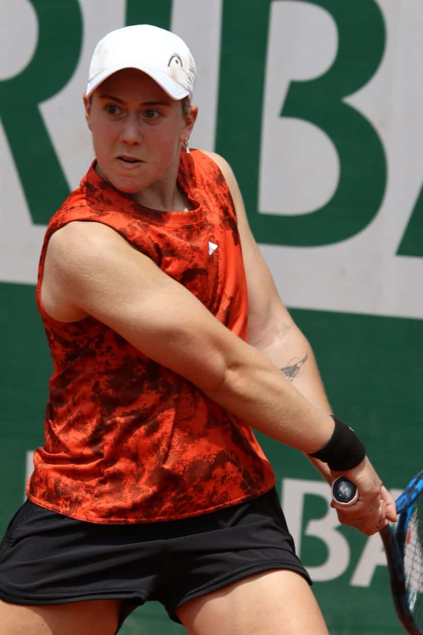 Foto de archivo: Sonay Kartal, con gorra blanca y remera naranja, prepara un revés en la clasificación de Roland Garros 2023