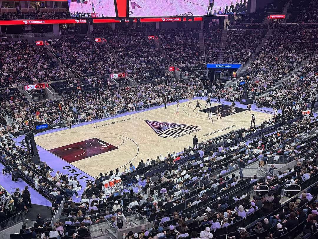Imagen del estadio: el Chase Center de San Francisco con la cancha de las Valkyries, en tonos violeta, y las tribunas llenas durante un partido