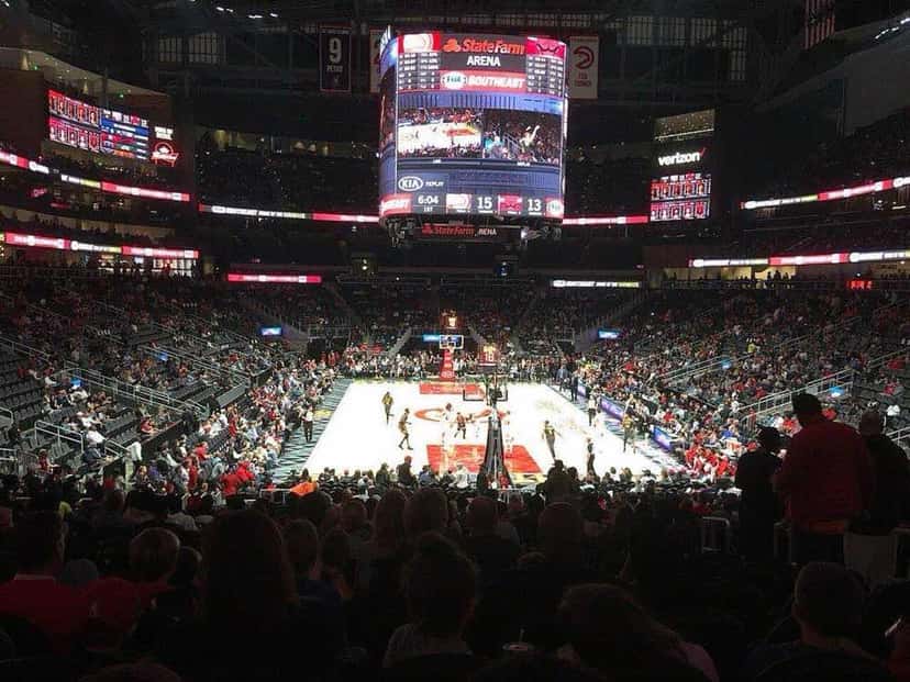 Foto de archivo: el State Farm Arena de Atlanta, con el marcador central encendido y las tribunas durante un partido
