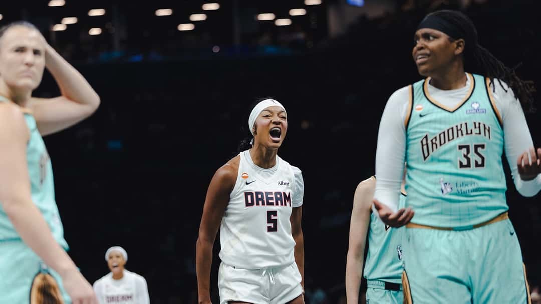 Angel Reese, de Atlanta Dream, grita en un partido ante New York Liberty