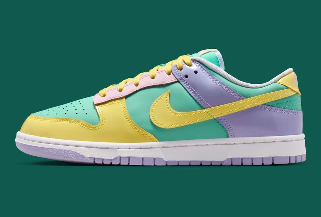 Las Dunk Low Easter sobre césped con flores primaverales