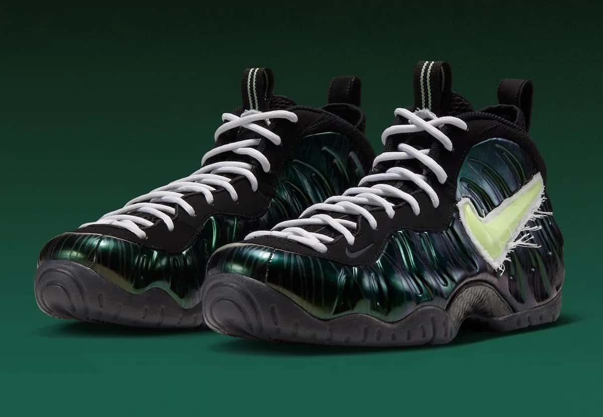 Par de Nike Air Foamposite Pro Mummy Duck con carcasa negra y verde iridiscente, cordones blancos y Swoosh verde claro con bordes deshilachados