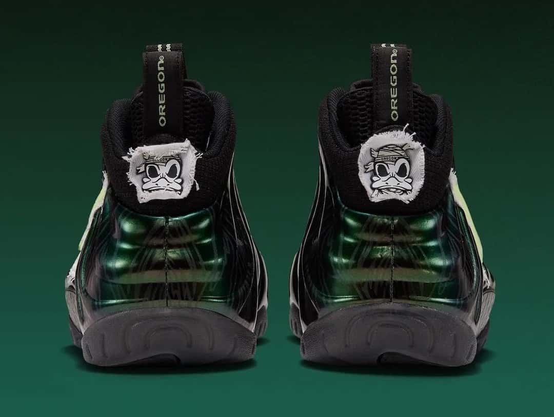 Talones de la Nike Air Foamposite Pro Mummy Duck con el parche del pato momia y la palabra Oregon en la tira